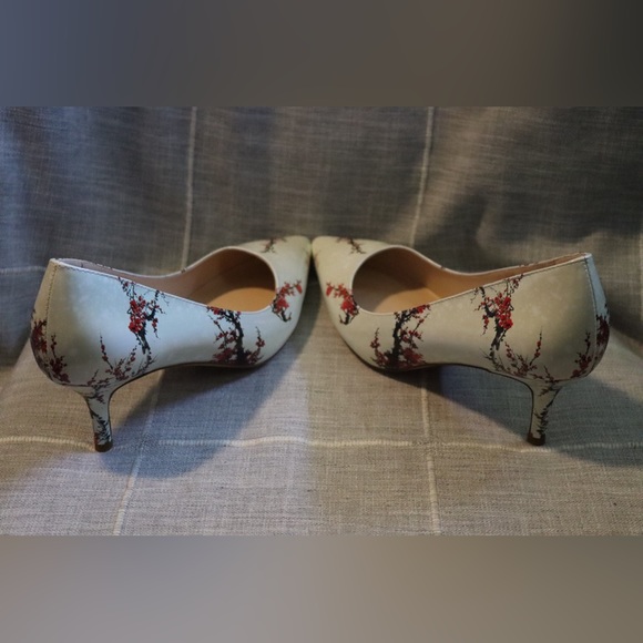Reindee Lusion cream/off-white and red floral/branch design, size 9.5 heels - Picture 5 of 8